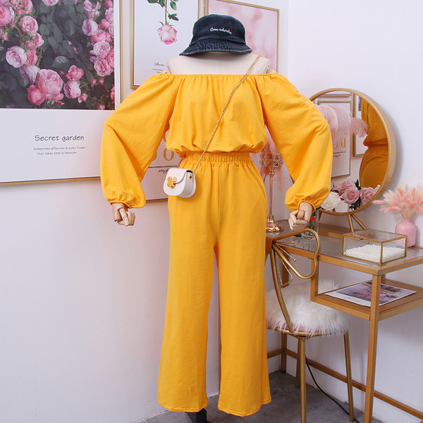 Μοντέρνο γυναικείο σετ μπλούζα σε δύο μέρη σε μαύρο και κίτρινο χρώμα