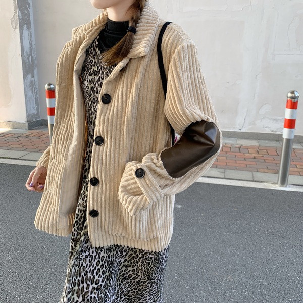 Γυναικείο κοντό παλτό με μπεζ χρώμα με κουμπιά