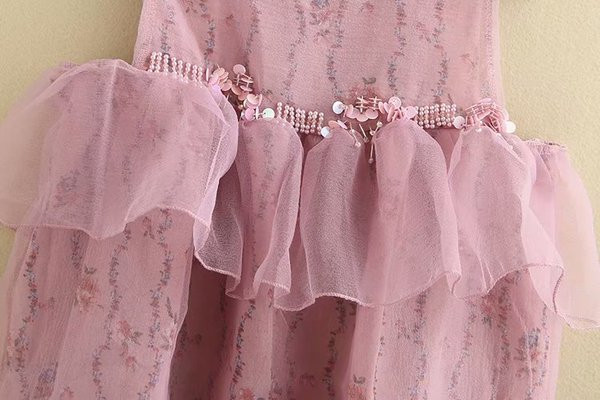 Μοντέρνογυναικείο κοντό φόρεμα με λουράκιακαι τούλι σε μοβ χρώμα