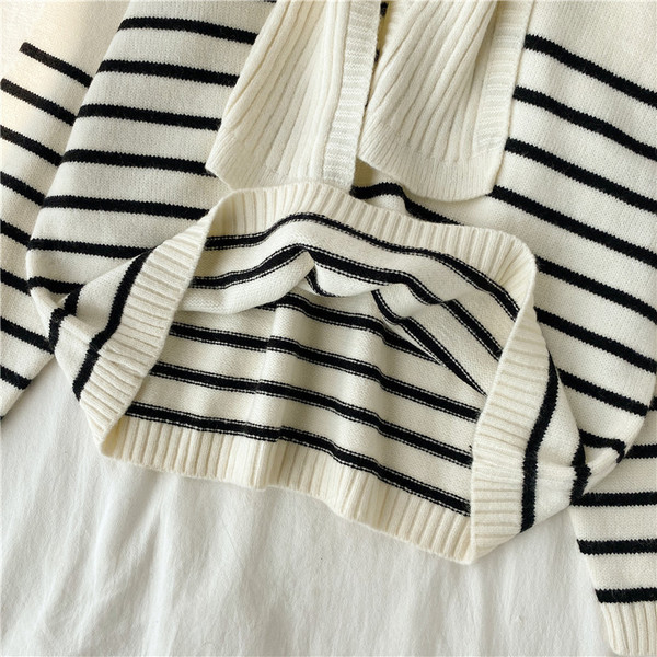 Pulover de dama modern cu esarfa in alb si negru