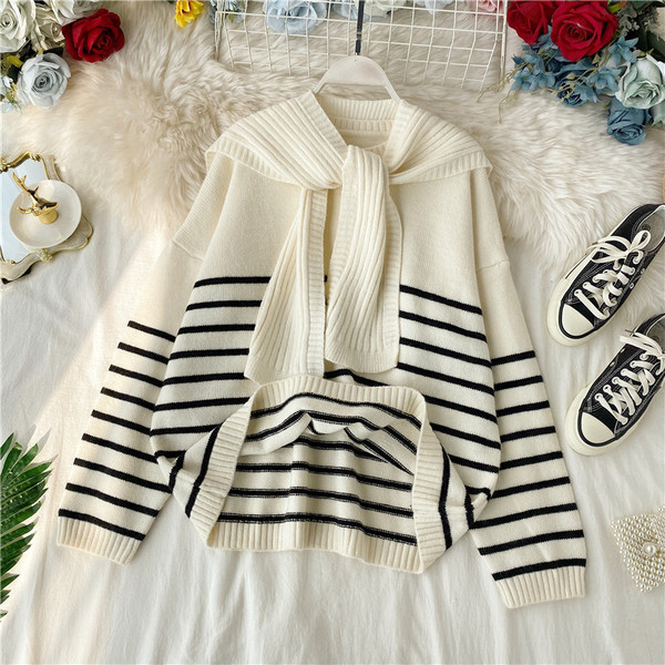 Pulover de dama modern cu esarfa in alb si negru