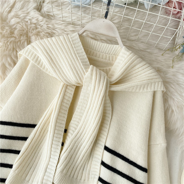 Pulover de dama modern cu esarfa in alb si negru