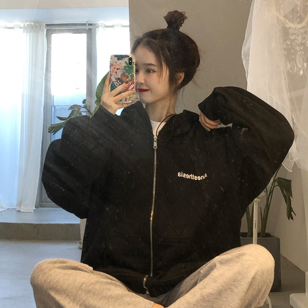 Γυναικεία casual μπλούζα σε γκρι και μαύρο χρώμα με κουμπιά 