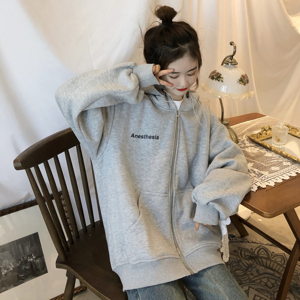 Γυναικεία casual μπλούζα σε γκρι και μαύρο χρώμα με κουμπιά 