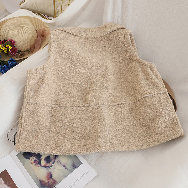 Fém elemekkel ellátott női mellény három színben