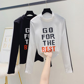 Bluză de damă cu guler polo în alb și negru cu inscripție