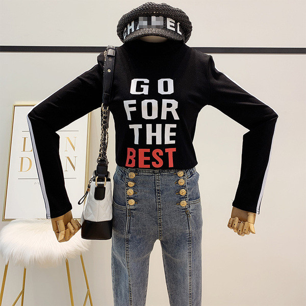 Bluză de damă cu guler polo în alb și negru cu inscripție