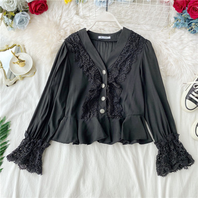 Modern női ing spitz nyakkivágással és fekete-fehér csipkével