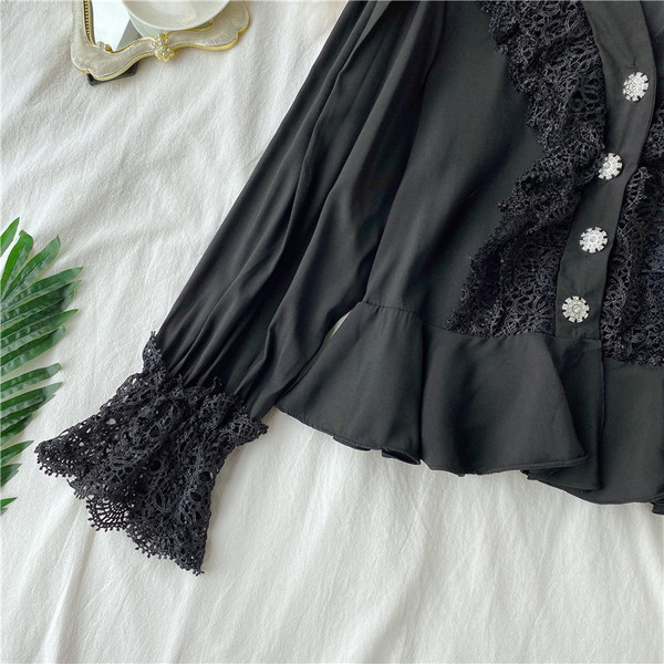 Modern női ing spitz nyakkivágással és fekete-fehér csipkével