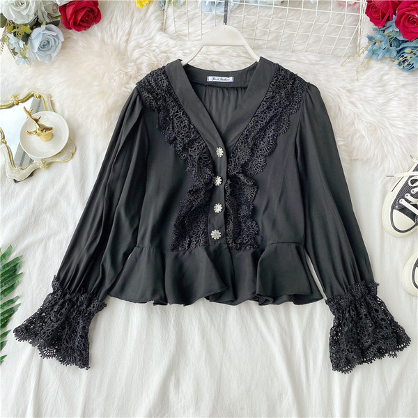 Modern női ing spitz nyakkivágással és fekete-fehér csipkével