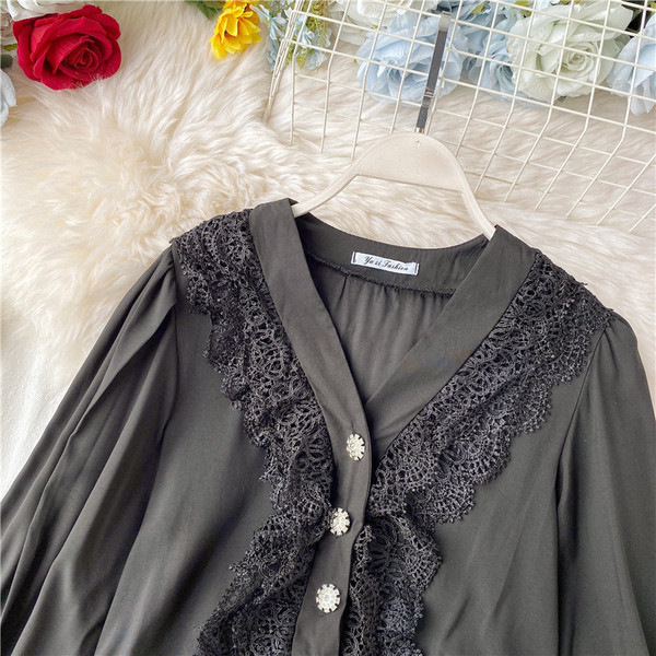 Modern női ing spitz nyakkivágással és fekete-fehér csipkével