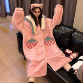 Modern női hosszú hálóing rózsaszín színben, 3D elemmel