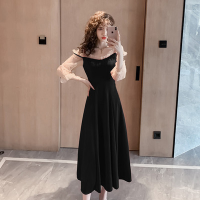 Μοντέρνο γυναικείο φόρεμα με ντεκολτέ στο κόκκινο και μαύρο χρώμα