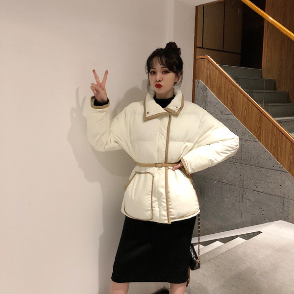 Σύντομο χειμωνιάτικο μπουφάν με ζώνη σε μπεζ χρώμα