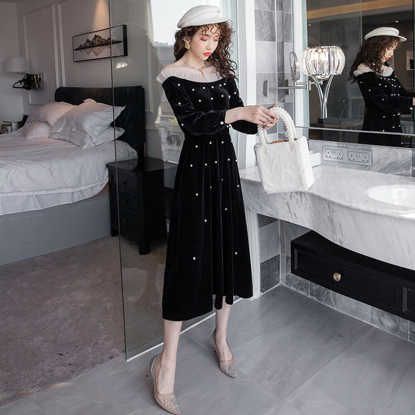 Μοντέρνο γυναικείο φόρεμα  με ντεκολτέ και μαύρες πέρλες