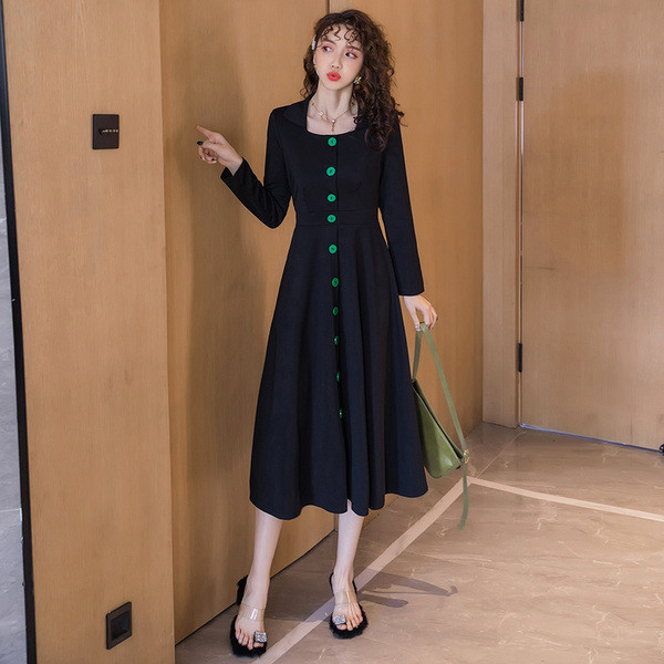 Rochie de dama model nou cu decolteu patrat si nasturi verzi in negru