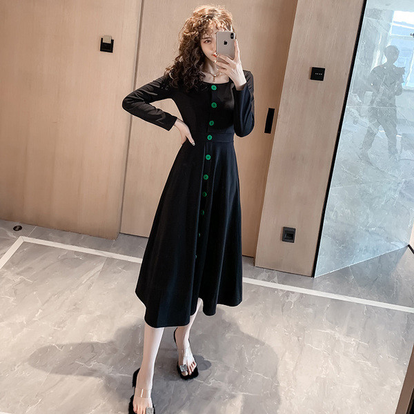 Rochie de dama model nou cu decolteu patrat si nasturi verzi in negru