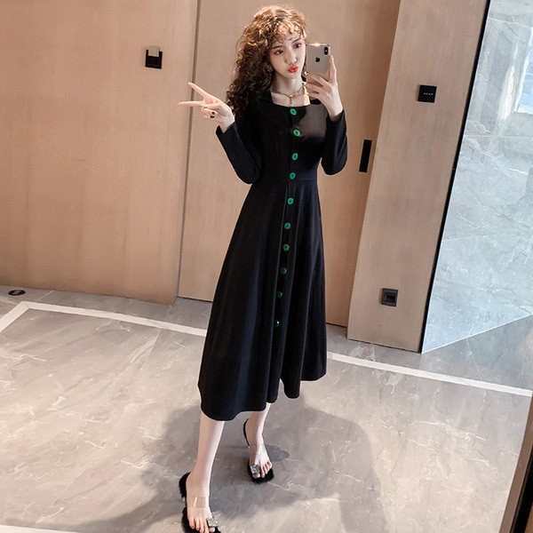 Rochie de dama model nou cu decolteu patrat si nasturi verzi in negru