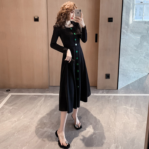 Rochie de dama model nou cu decolteu patrat si nasturi verzi in negru