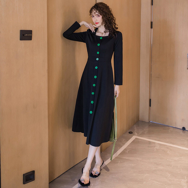 Rochie de dama model nou cu decolteu patrat si nasturi verzi in negru