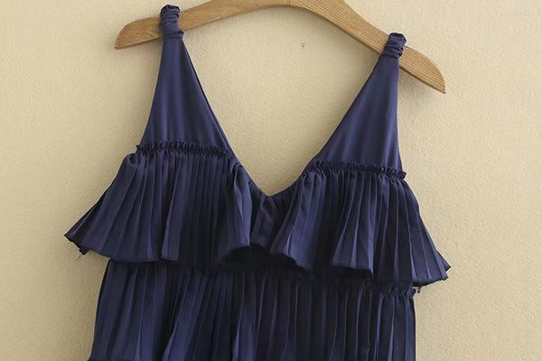 Μοντέρνο γυναικείο φόρεμα με λεπτές λουρίδες σε μπλε χρώμα