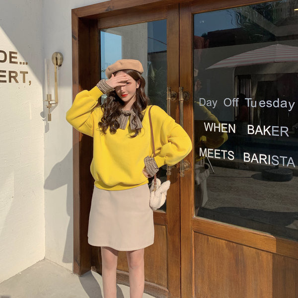 Pulover de dama galben cu cravate la decolteu