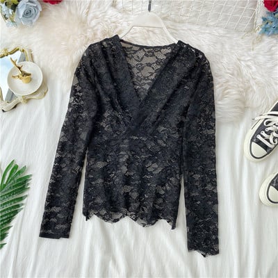 Bluză de damă modernă din dantelă cu decolteu spitz în alb și negru