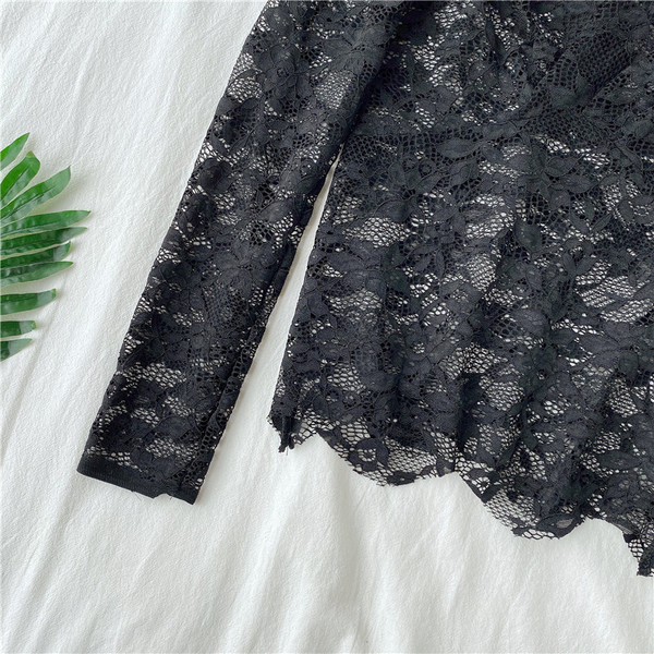 Bluză de damă modernă din dantelă cu decolteu spitz în alb și negru