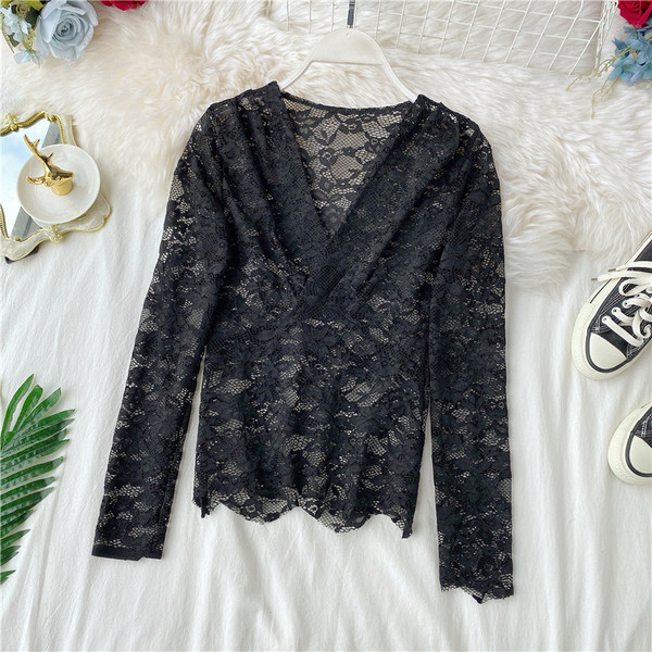 Bluză de damă modernă din dantelă cu decolteu spitz în alb și negru