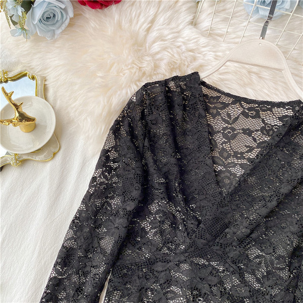 Bluză de damă modernă din dantelă cu decolteu spitz în alb și negru