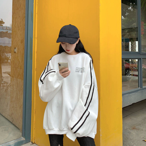 Γυναικείο φούτερ ευρύ μοντέλο σε τρία χρώματα με οβάλ ντεκολτέ