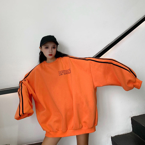 Γυναικείο φούτερ ευρύ μοντέλο σε τρία χρώματα με οβάλ ντεκολτέ