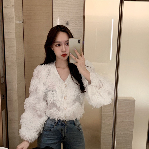 Rövid női mellény széles ujjakkal és rojtokkal