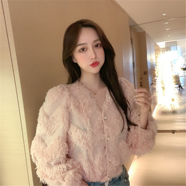 Rövid női mellény széles ujjakkal és rojtokkal