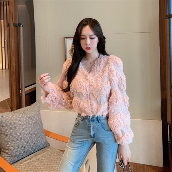 Rövid női mellény széles ujjakkal és rojtokkal