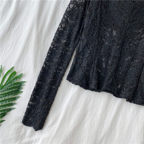 Bluză de damă modernă din dantelă cu decolteu spitz în alb-negru