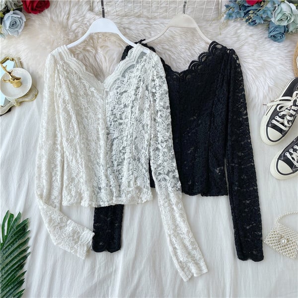 Bluză de damă modernă din dantelă cu decolteu spitz în alb-negru