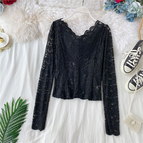 Bluză de damă modernă din dantelă cu decolteu spitz în alb-negru