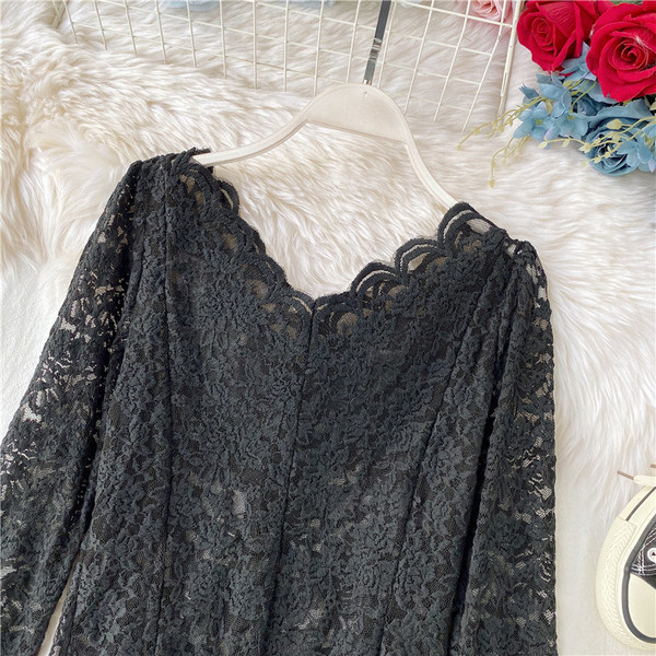 Bluză de damă modernă din dantelă cu decolteu spitz în alb-negru