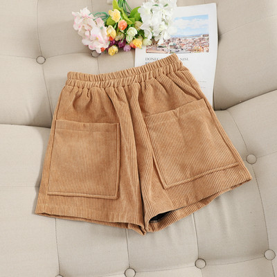 Σύντομα γυναικεία παντελόνια με τσέπες και ελαστική μέση