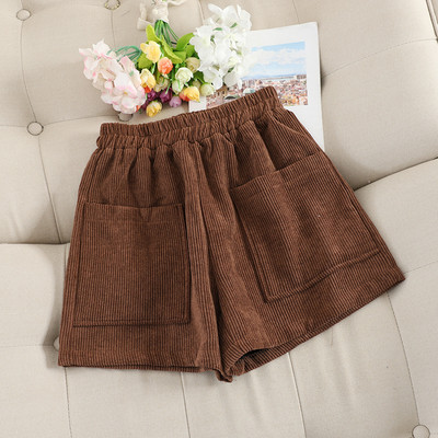 Σύντομα γυναικεία παντελόνια με τσέπες και ελαστική μέση