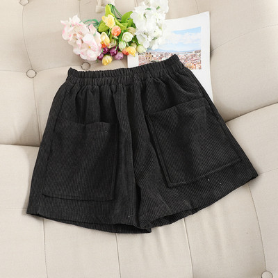 Σύντομα γυναικεία παντελόνια με τσέπες και ελαστική μέση