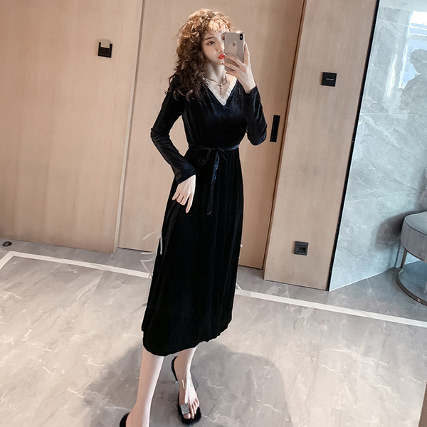 Rochie actuală de damă cu decolteu spitz din catifea neagră