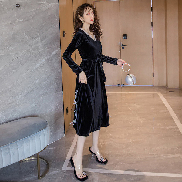 Rochie actuală de damă cu decolteu spitz din catifea neagră