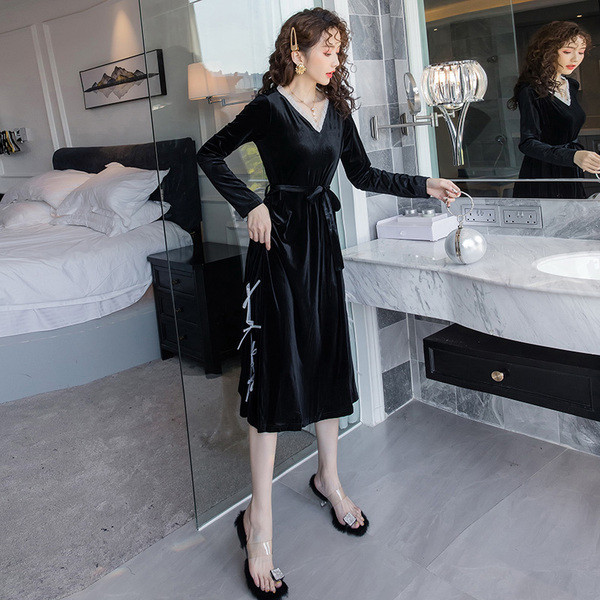 Rochie actuală de damă cu decolteu spitz din catifea neagră