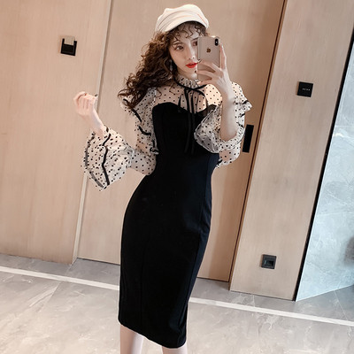 Új modell elegáns női ruha alacsony gallérral és tüll fekete színben