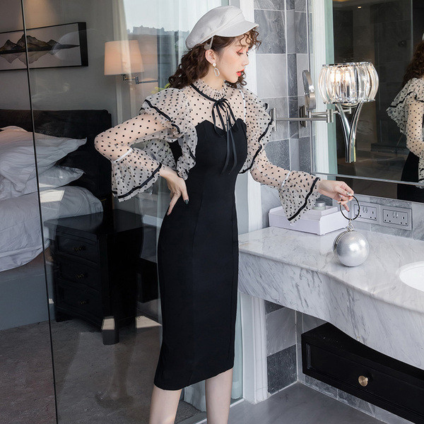 Új modell elegáns női ruha alacsony gallérral és tüll fekete színben