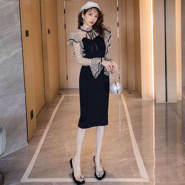 Új modell elegáns női ruha alacsony gallérral és tüll fekete színben