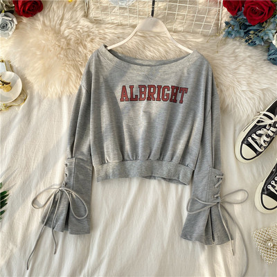 Μοντέρνα γυναικεία μπλούζα με επιγραφή και λαιμόκοψη σε τρία χρώματα