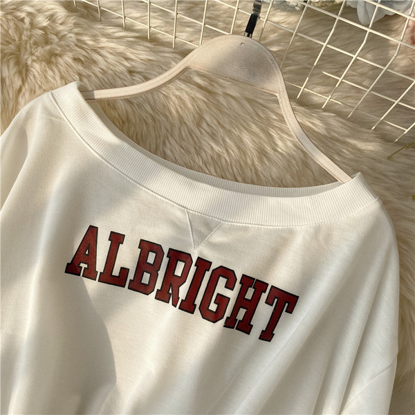 Μοντέρνα γυναικεία μπλούζα με επιγραφή και λαιμόκοψη σε τρία χρώματα